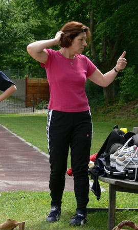 Gerdi Friedrich als Übungsleiterin auf dem Sportplatz