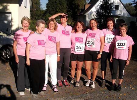 Gruppe von Läuferinnen in pinken Shirts mit Startnummern