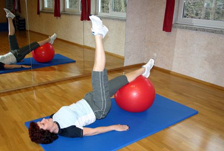 Übung in Rückenlage mit den Beinen auf dem Gymnastikball