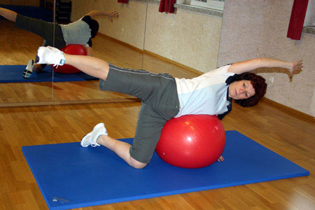Übung in Seitlage auf dem Gymnastikball
